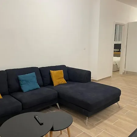 Juste A Cote De La Gare De *