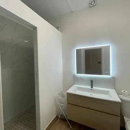 Juste A Cote De La Gare De Nîmes