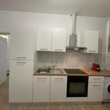 Juste A Cote De La Gare De * Nîmes