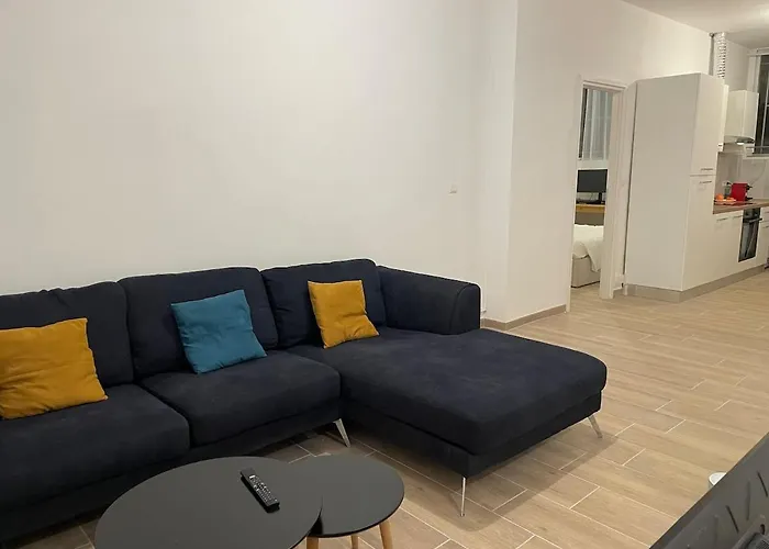 Juste A Cote De La Gare De *