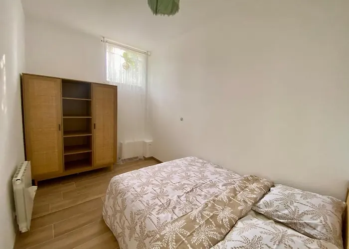 Juste A Cote De La Gare De *