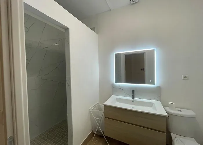 Juste A Cote De La Gare De نيم